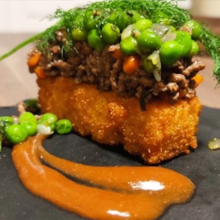 Arancina met ragù en doperwten
