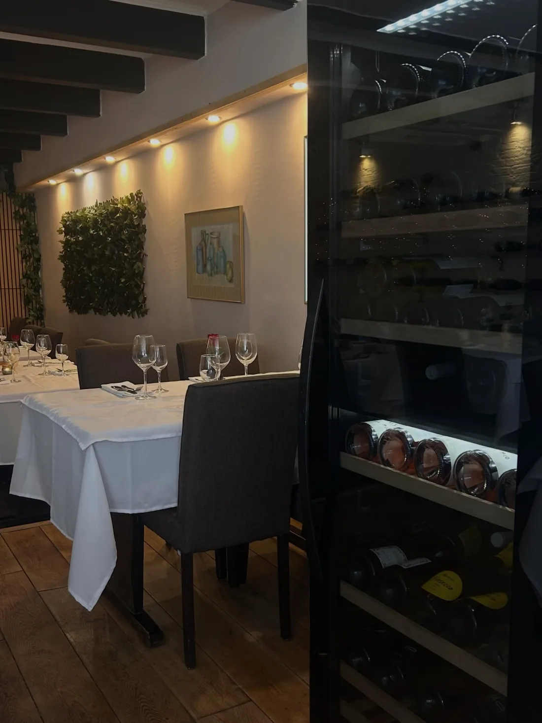 Gedekte tafels en de wijnkast