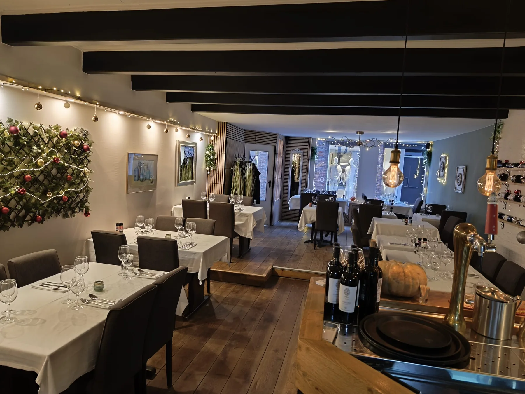 Het restaurant in kerstsfeer