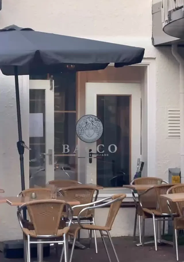Het terras voor de deur in de Kerkstraat