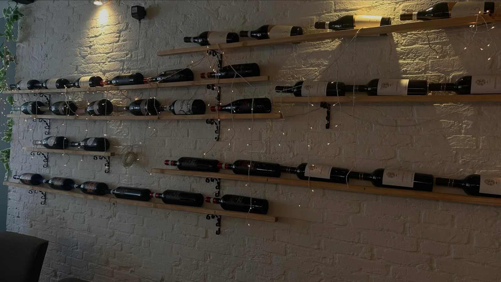 De wand met wijnflessen in het restaurant